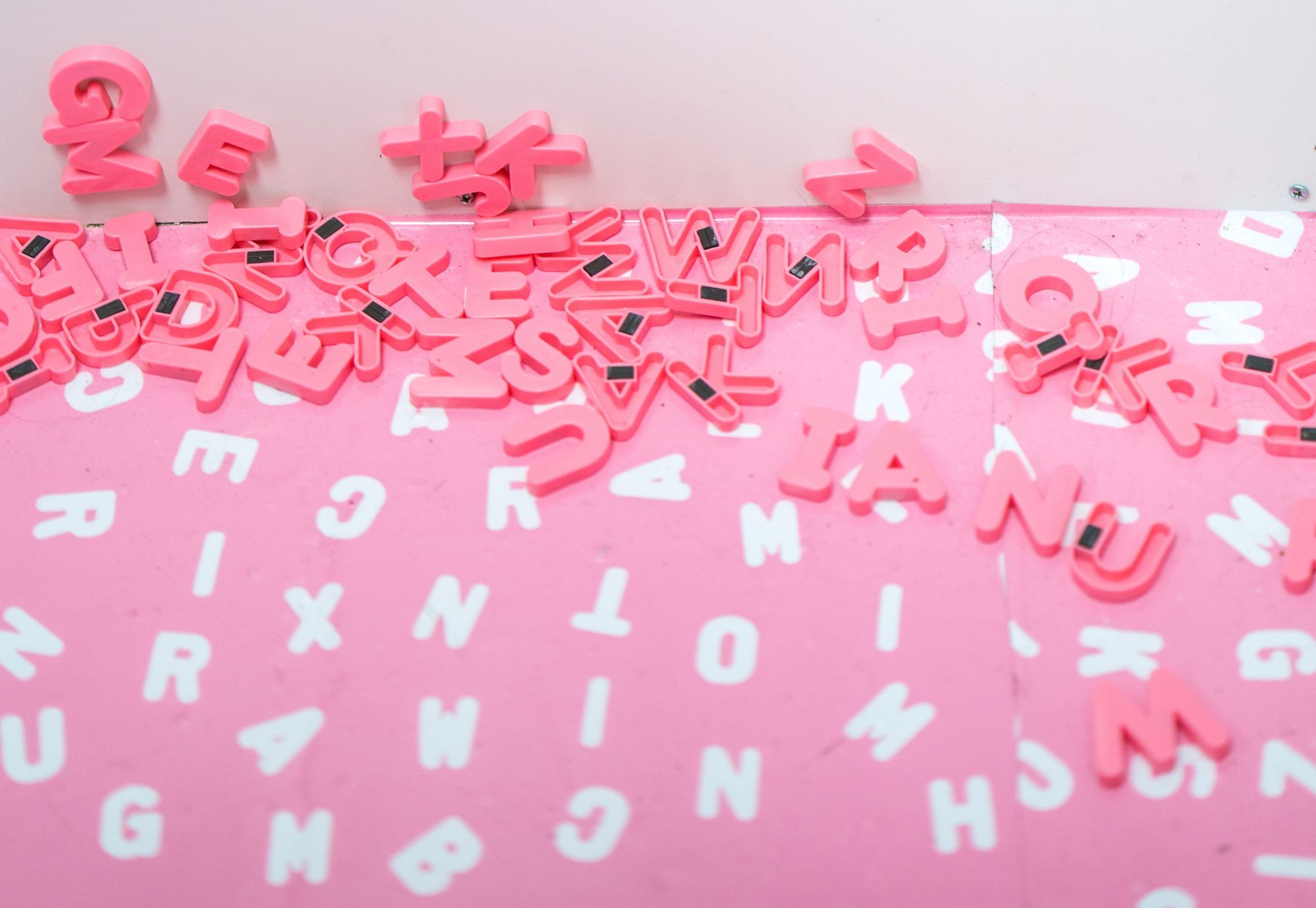 Radical poet overthrows patriarchy by using exclusively lower-case letters